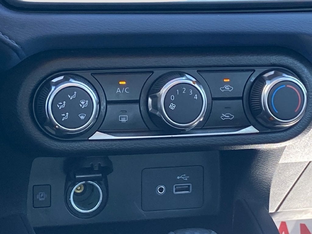 2024 Nissan Versa 1.6 SV w/Apple CarPlay
