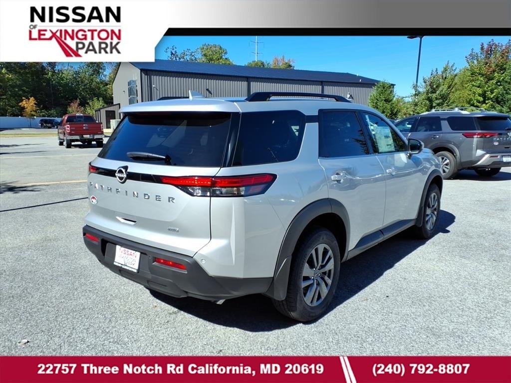 2025 Nissan Pathfinder SV
