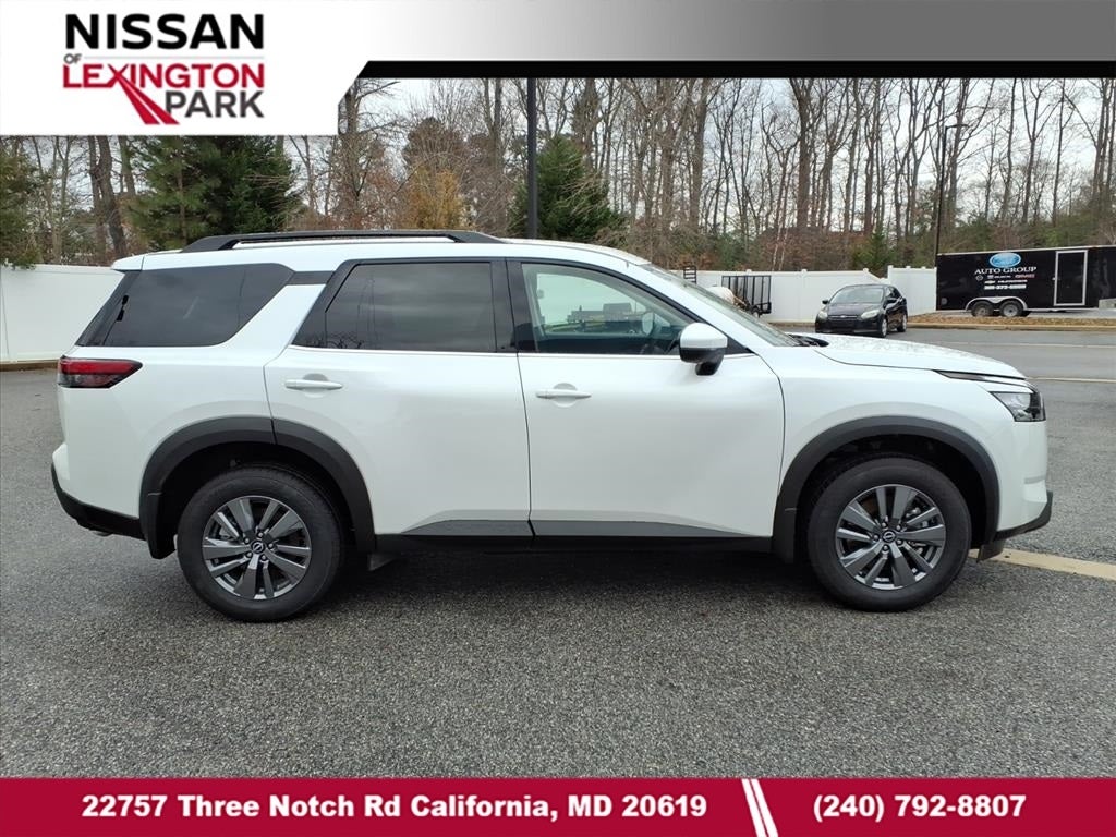 2025 Nissan Pathfinder SV