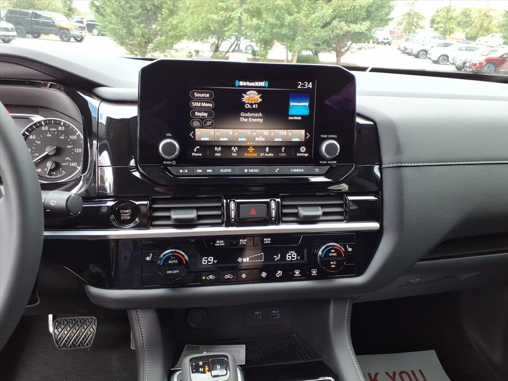 2025 Nissan Pathfinder SV