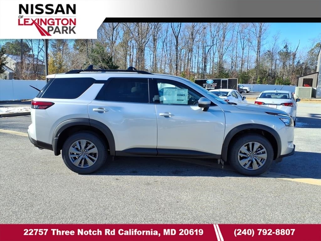 2025 Nissan Pathfinder SV