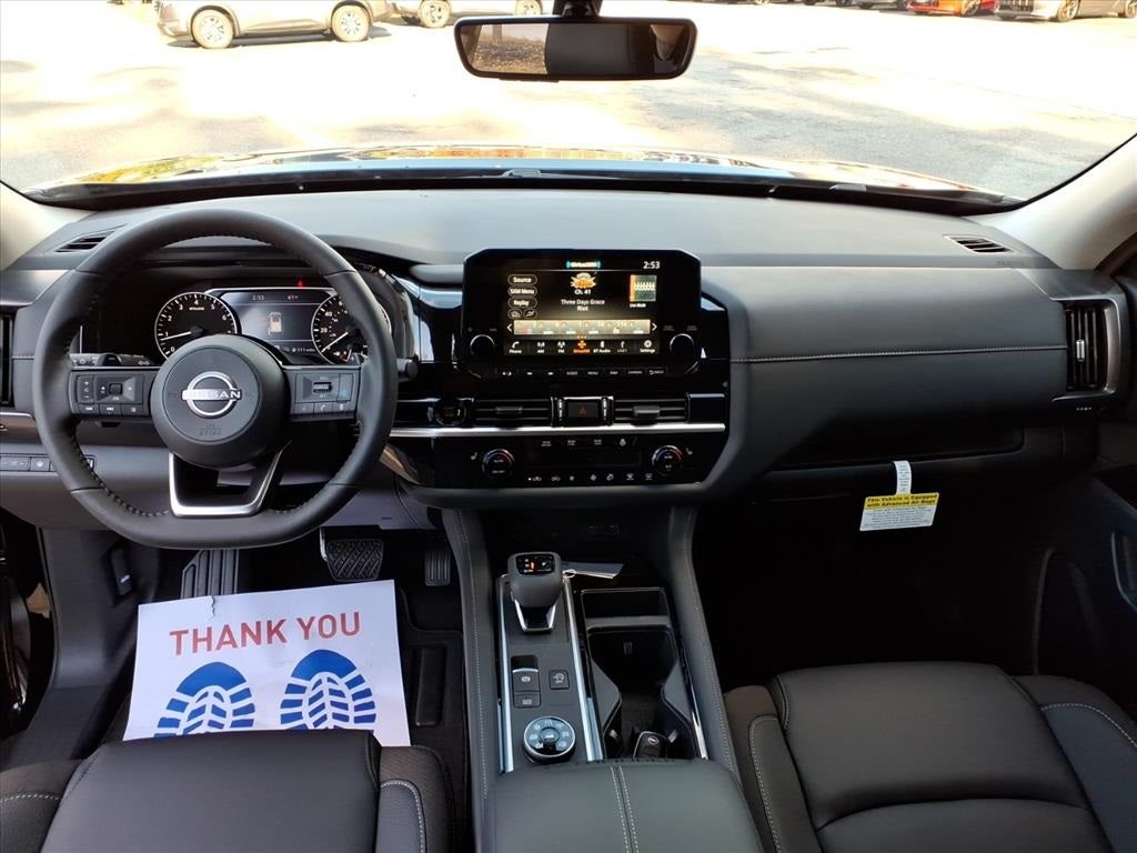 2025 Nissan Pathfinder SL