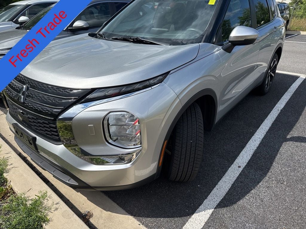 2022 Mitsubishi Outlander ES S-AWC's photo