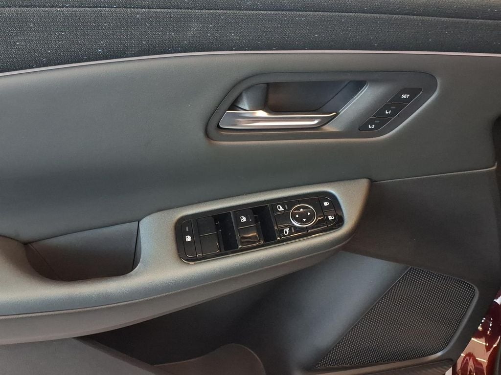 2026 Nissan LEAF Platinum+